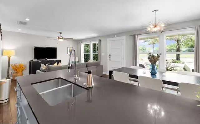 1809 W 10th ST, Austin, TX 78703