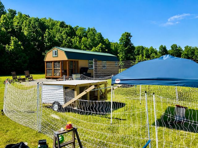 2071 Deer Creek Rd, Linden, TN 37096