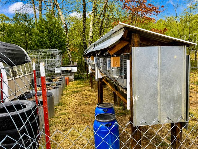 2071 Deer Creek Rd, Linden, TN 37096