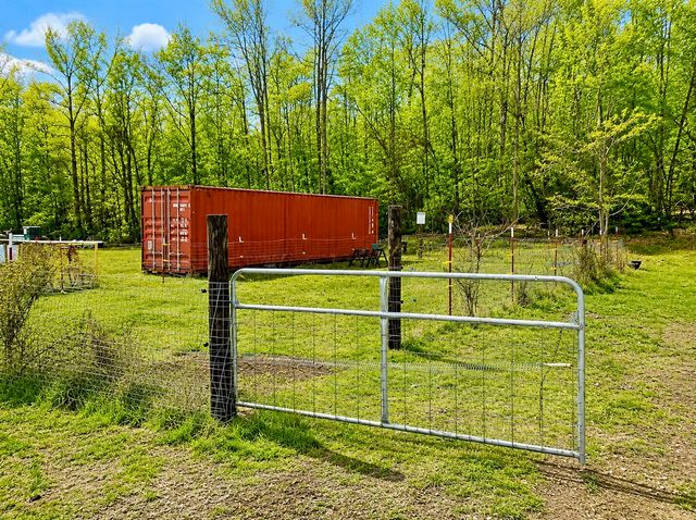 2071 Deer Creek Rd, Linden, TN 37096