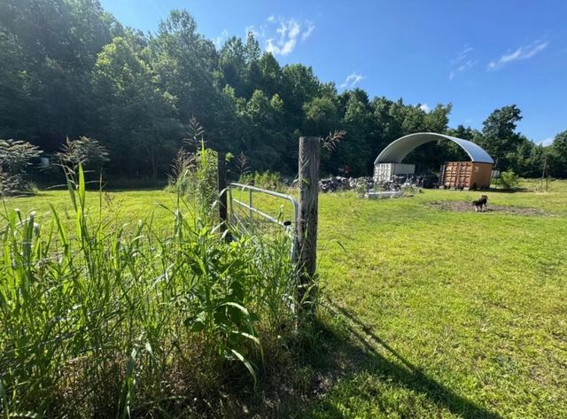 2071 Deer Creek Rd, Linden, TN 37096
