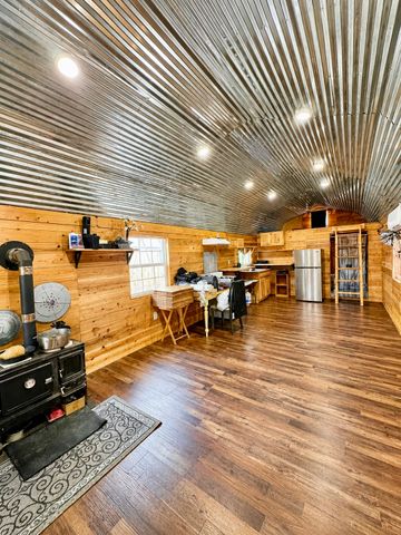 2071 Deer Creek Rd, Linden, TN 37096
