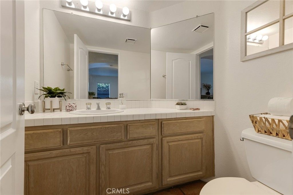 Image 11 of property listing at 5009 Blackpool Avenue, Oak Park, CA 91377