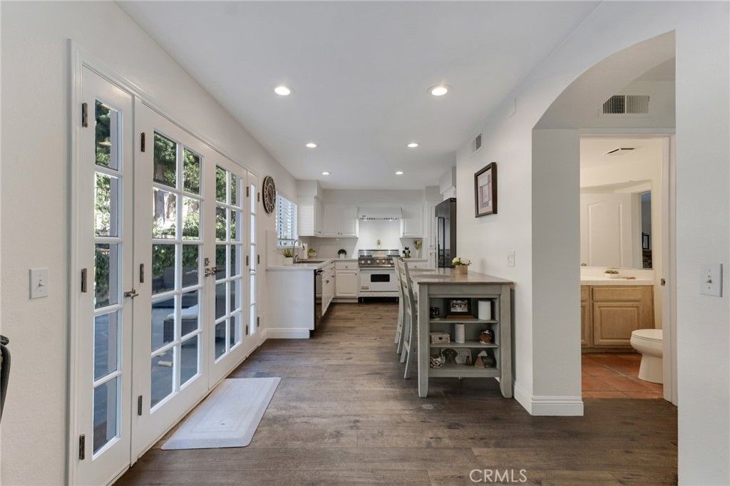 Image 17 of property listing at 5009 Blackpool Avenue, Oak Park, CA 91377