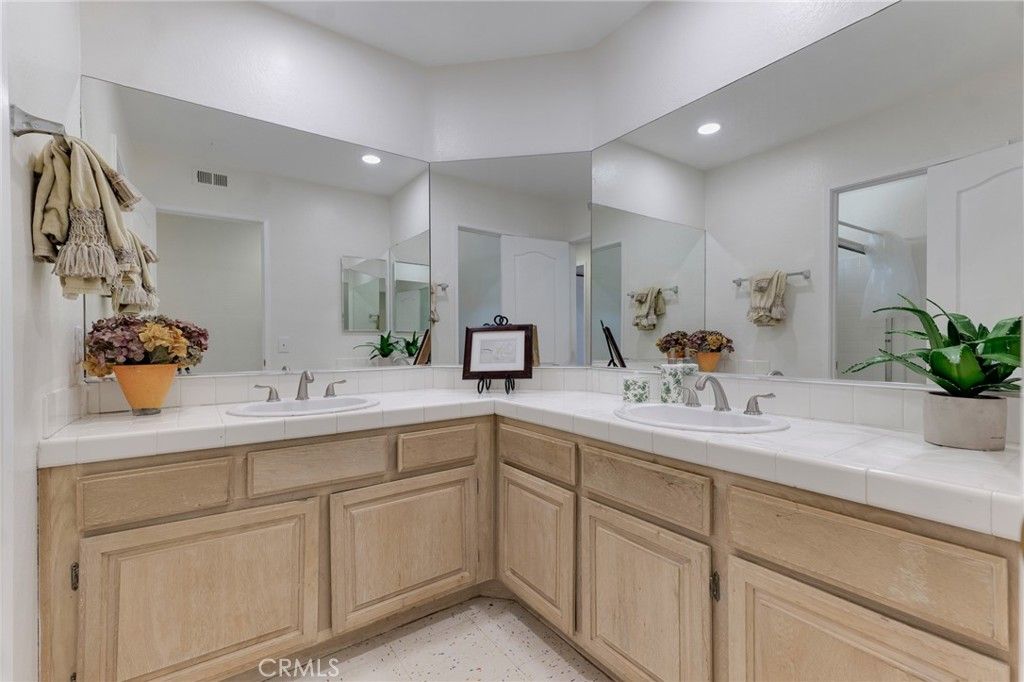 Image 23 of property listing at 5009 Blackpool Avenue, Oak Park, CA 91377