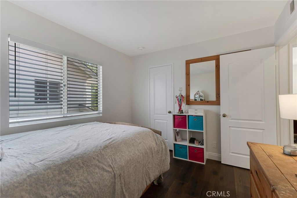 Image 26 of property listing at 5009 Blackpool Avenue, Oak Park, CA 91377