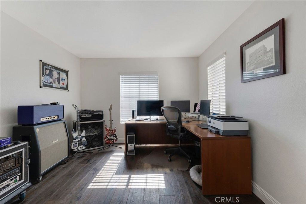 Image 27 of property listing at 5009 Blackpool Avenue, Oak Park, CA 91377