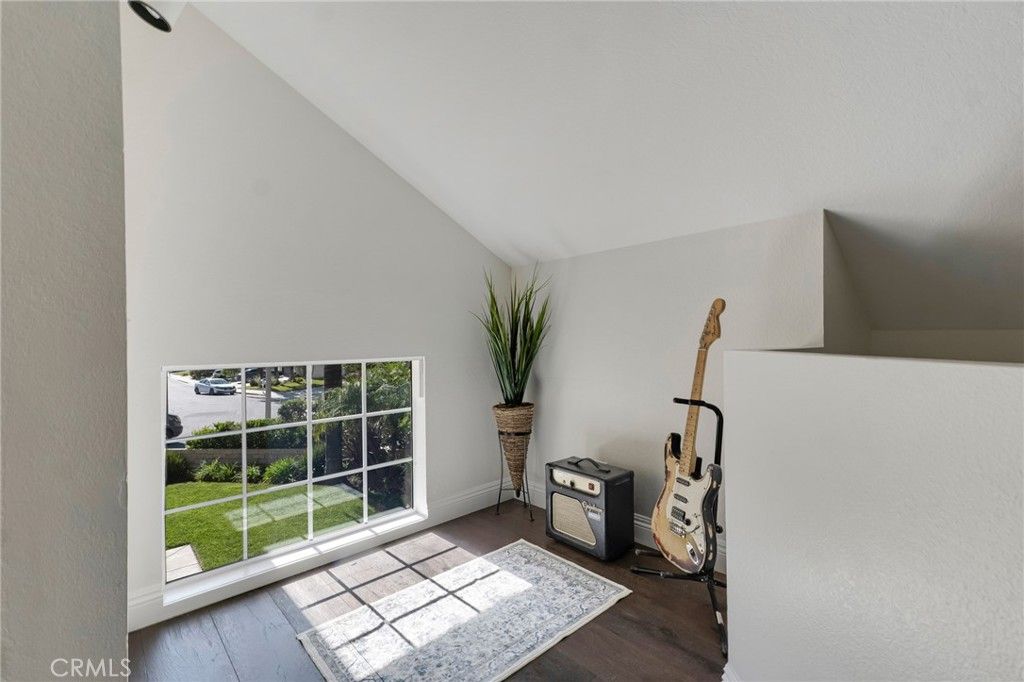 Image 29 of property listing at 5009 Blackpool Avenue, Oak Park, CA 91377