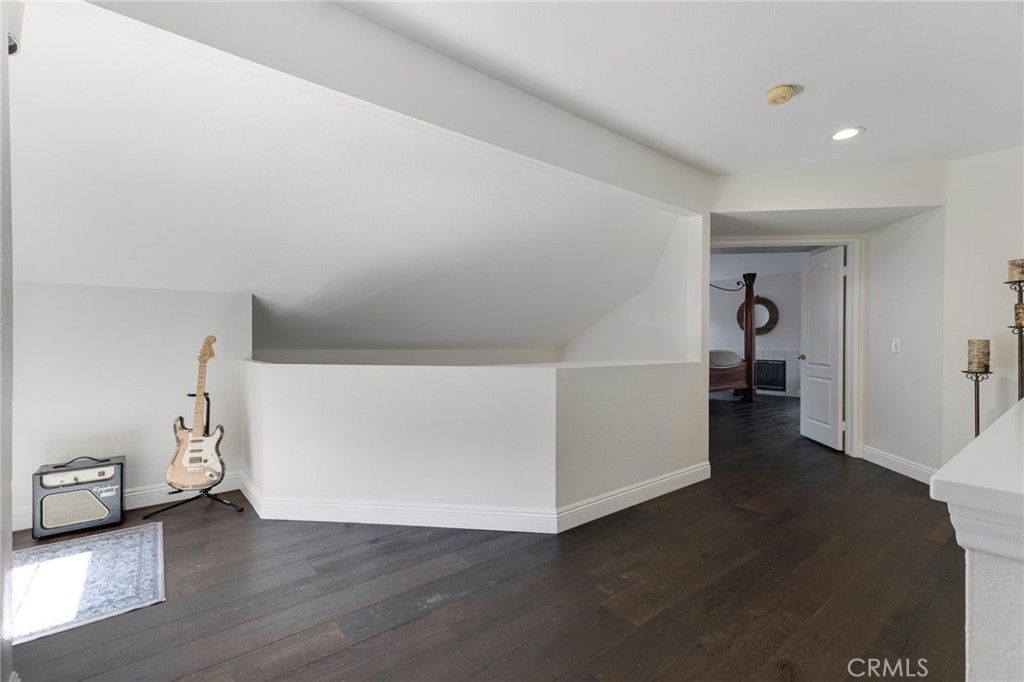 Image 31 of property listing at 5009 Blackpool Avenue, Oak Park, CA 91377