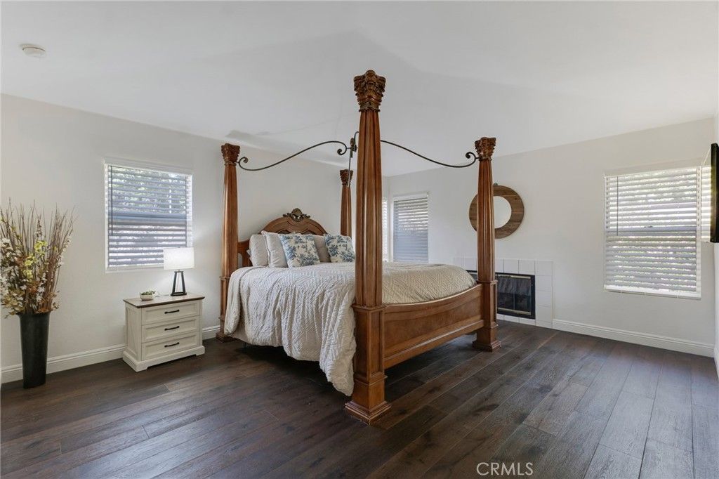 Image 32 of property listing at 5009 Blackpool Avenue, Oak Park, CA 91377