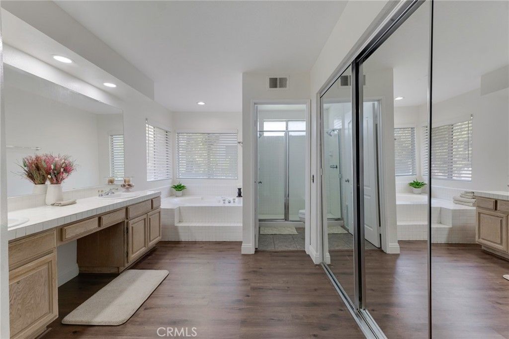 Image 34 of property listing at 5009 Blackpool Avenue, Oak Park, CA 91377