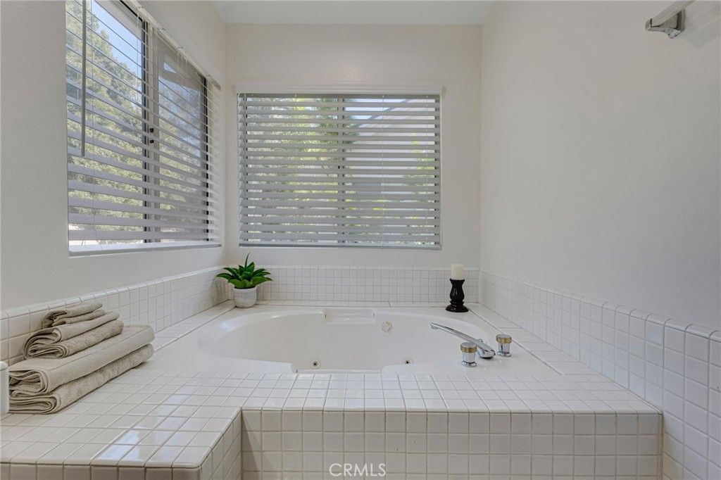 Image 36 of property listing at 5009 Blackpool Avenue, Oak Park, CA 91377
