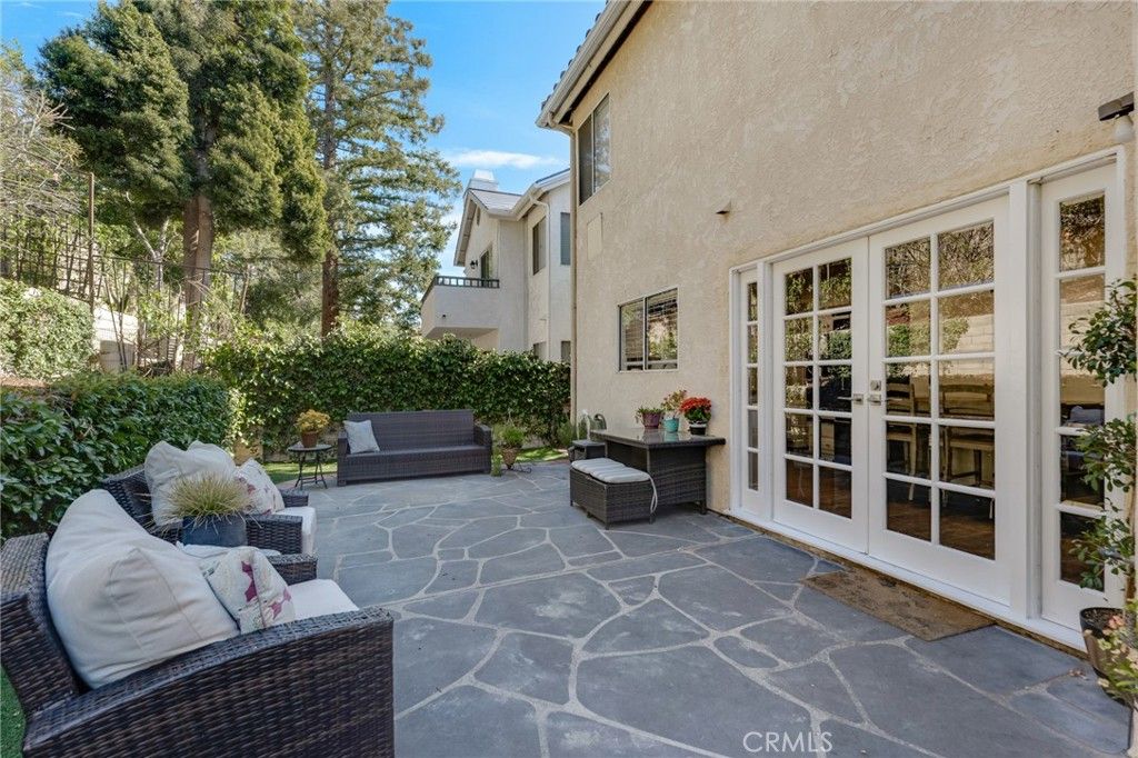 Image 37 of property listing at 5009 Blackpool Avenue, Oak Park, CA 91377