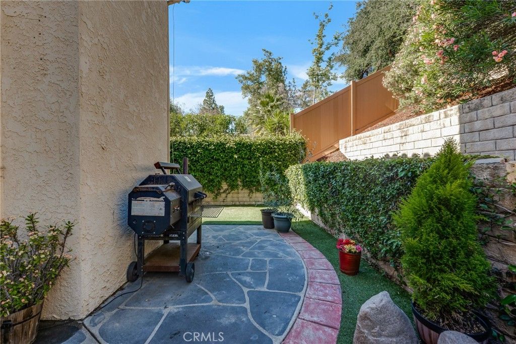 Image 39 of property listing at 5009 Blackpool Avenue, Oak Park, CA 91377