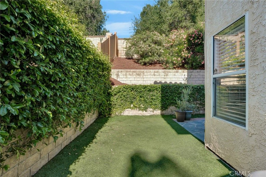 Image 40 of property listing at 5009 Blackpool Avenue, Oak Park, CA 91377