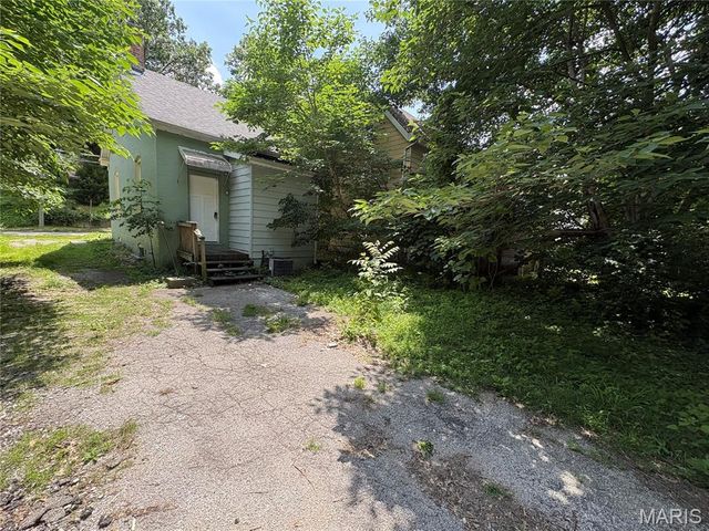 905 W D Street, Belleville, IL 62220