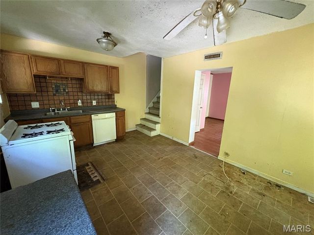 905 W D Street, Belleville, IL 62220