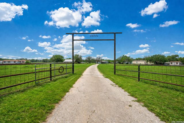 3091 County Road 357, La Vernia, TX 78121