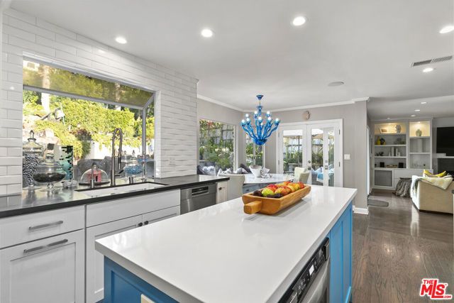 5176 Don Pio Drive, Woodland Hills (los Angeles), CA 91364