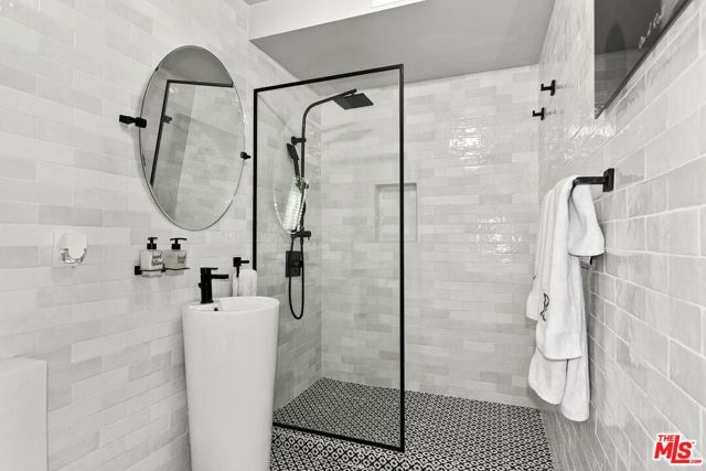 5176 Don Pio Drive, Woodland Hills (los Angeles), CA 91364