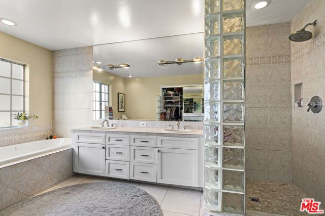 5176 Don Pio Drive, Woodland Hills (los Angeles), CA 91364