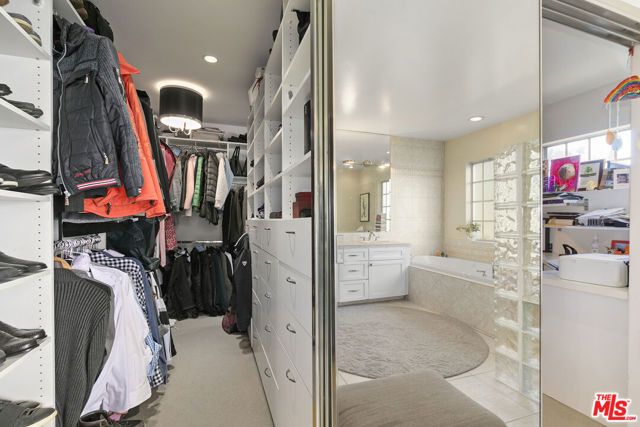 5176 Don Pio Drive, Woodland Hills (los Angeles), CA 91364
