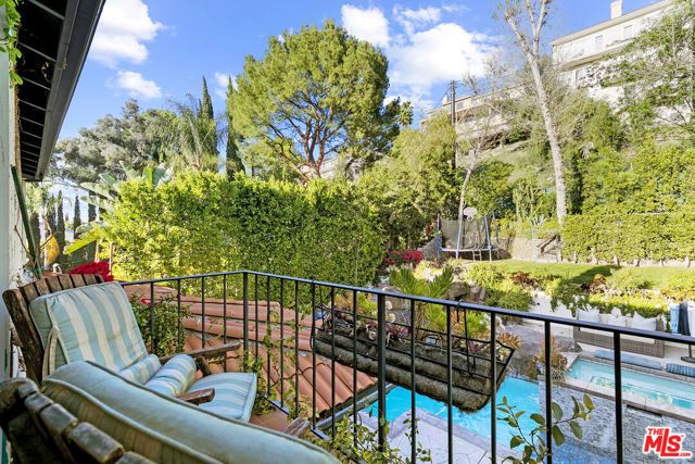 5176 Don Pio Drive, Woodland Hills (los Angeles), CA 91364