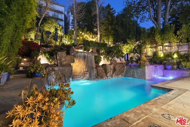 5176 Don Pio Drive, Woodland Hills (los Angeles), CA 91364