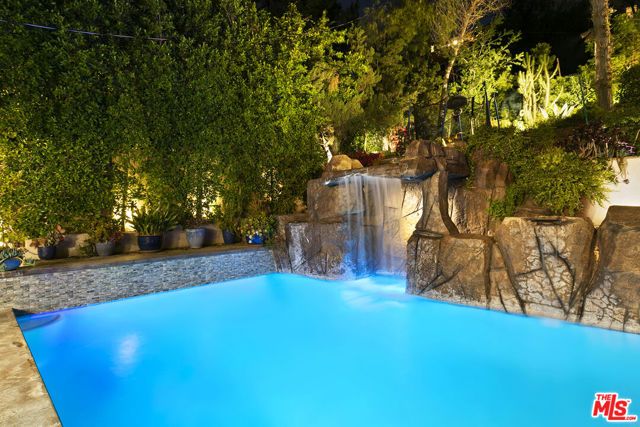 5176 Don Pio Drive, Woodland Hills (los Angeles), CA 91364