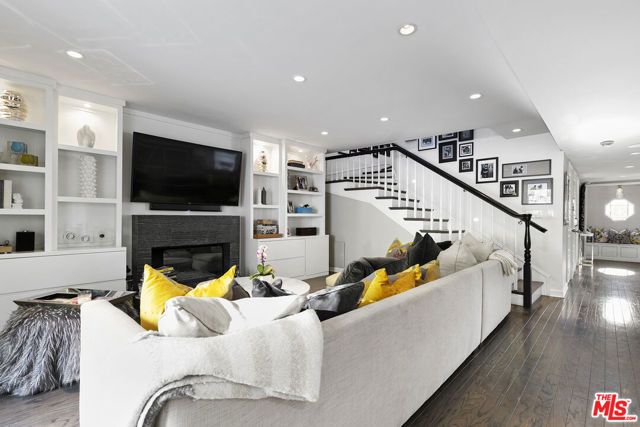 5176 Don Pio Drive, Woodland Hills (los Angeles), CA 91364