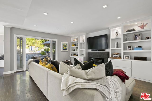 5176 Don Pio Drive, Woodland Hills (los Angeles), CA 91364