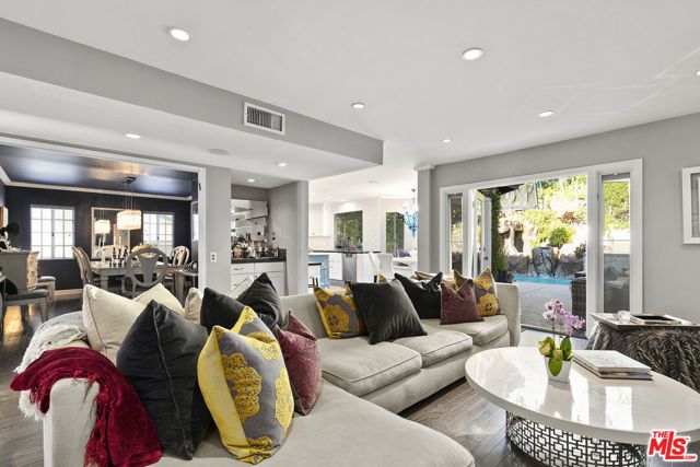 5176 Don Pio Drive, Woodland Hills (los Angeles), CA 91364
