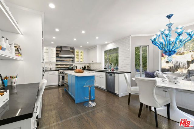 5176 Don Pio Drive, Woodland Hills (los Angeles), CA 91364