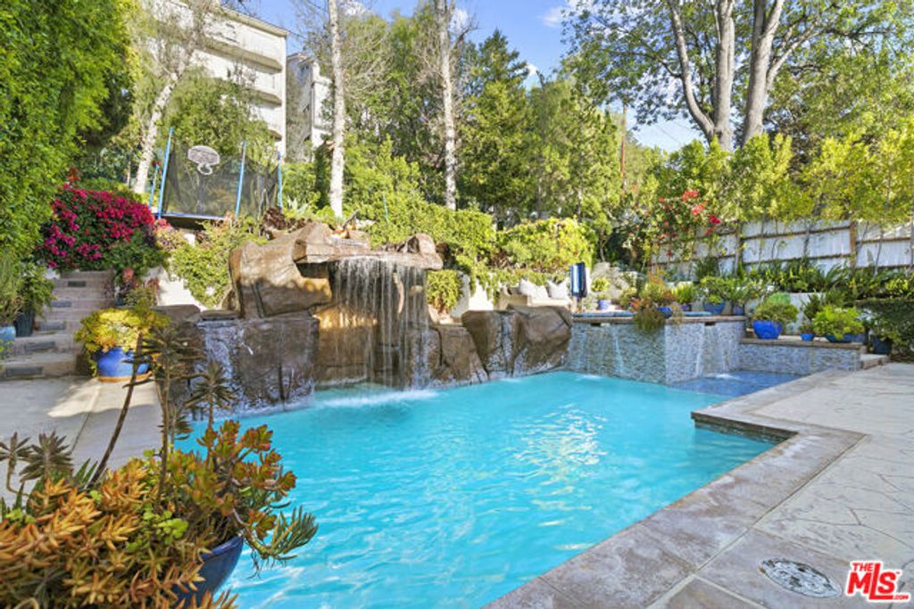 5176 Don Pio Drive, Woodland Hills (los Angeles), CA 91364