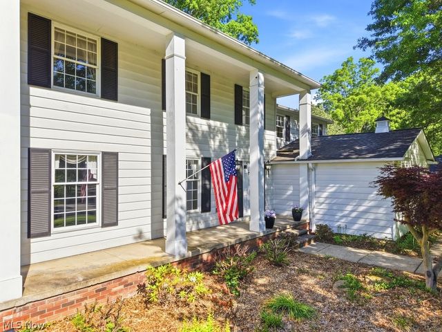 8700 Bradford Lane, Brecksville, OH 44141