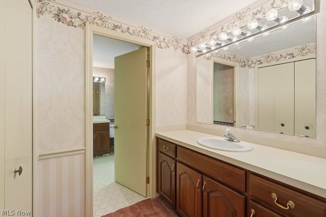 8700 Bradford Lane, Brecksville, OH 44141