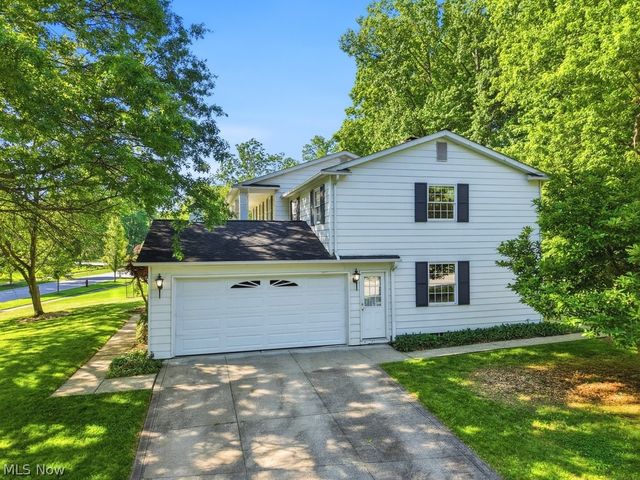 8700 Bradford Lane, Brecksville, OH 44141