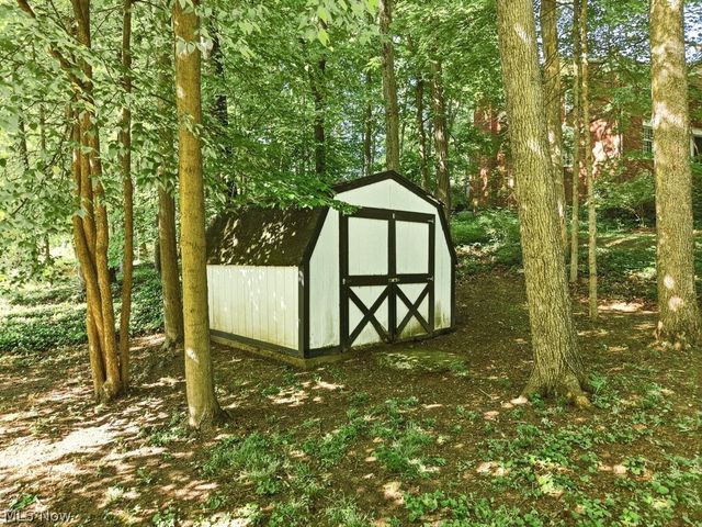 8700 Bradford Lane, Brecksville, OH 44141