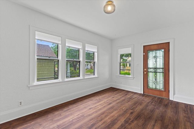 1220 E Russell AVENUE, Milwaukee, WI 53207