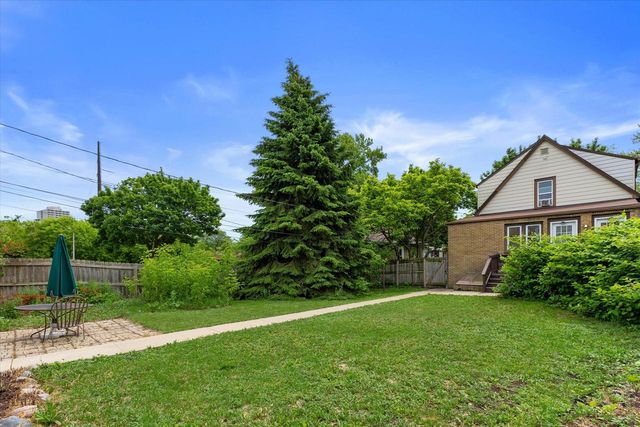 1220 E Russell AVENUE, Milwaukee, WI 53207