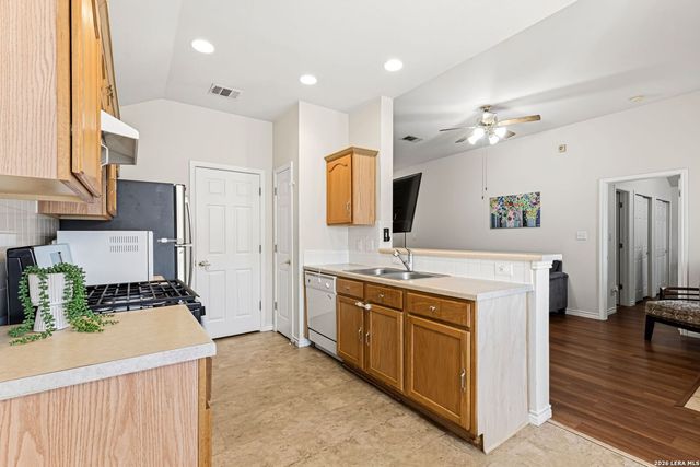 8426 PIGEONBERRY DR, Converse, TX 78109