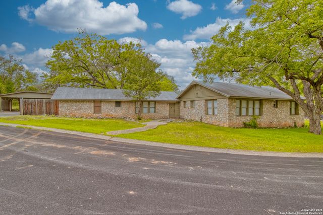 8 WILDWOOD TRL, New Braunfels, TX 78130