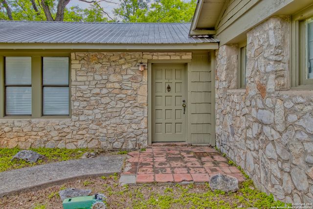 8 WILDWOOD TRL, New Braunfels, TX 78130