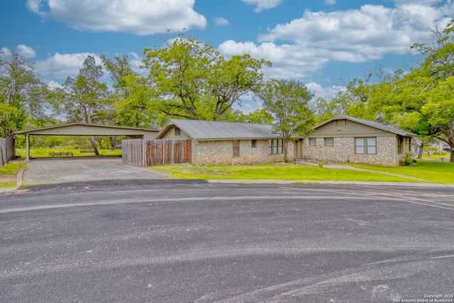 8 WILDWOOD TRL, New Braunfels, TX 78130