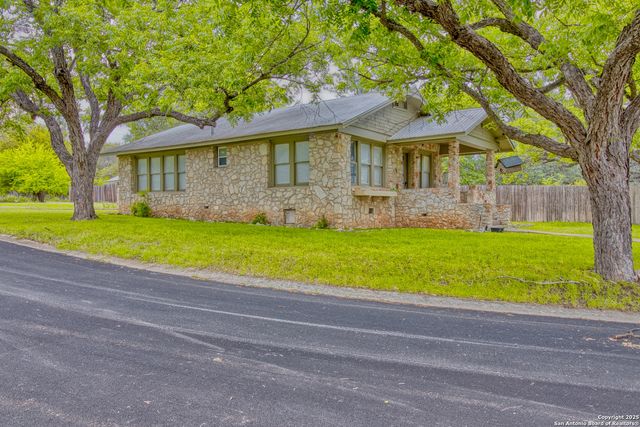 8 WILDWOOD TRL, New Braunfels, TX 78130