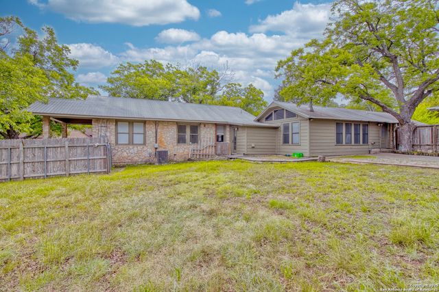 8 WILDWOOD TRL, New Braunfels, TX 78130