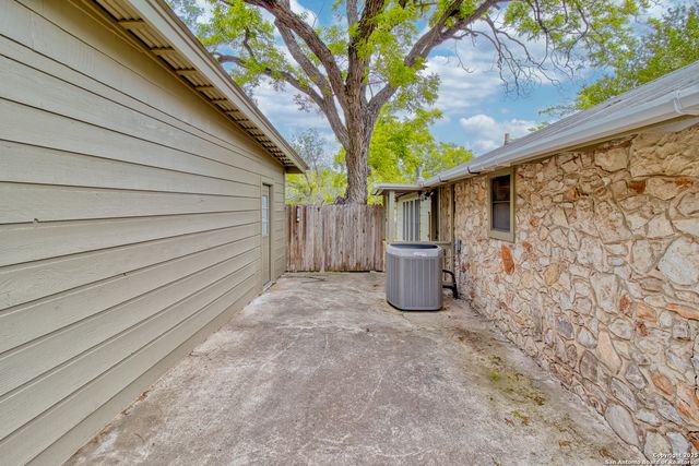 8 WILDWOOD TRL, New Braunfels, TX 78130
