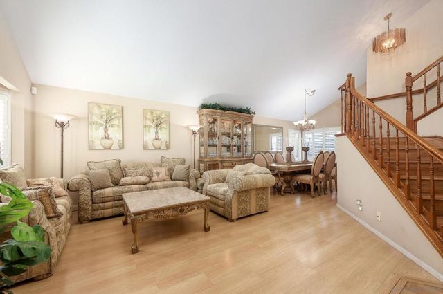 810 Crosspoint Ct, San Diego, CA 92114