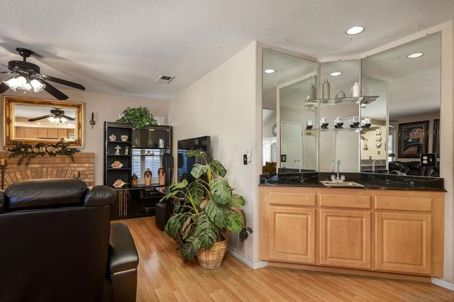 810 Crosspoint Ct, San Diego, CA 92114