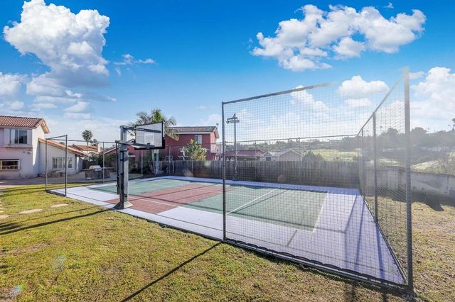 810 Crosspoint Ct, San Diego, CA 92114